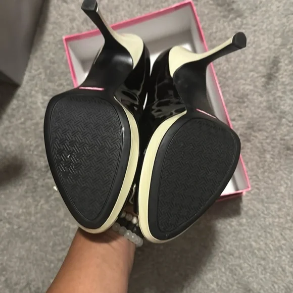 Isaac Mizrahi Black and Cream Heels with Elegant Bows - Picture 5 of 6